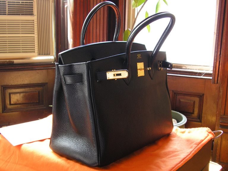 Why Replica Handbags Are Very Much Popular Presently?